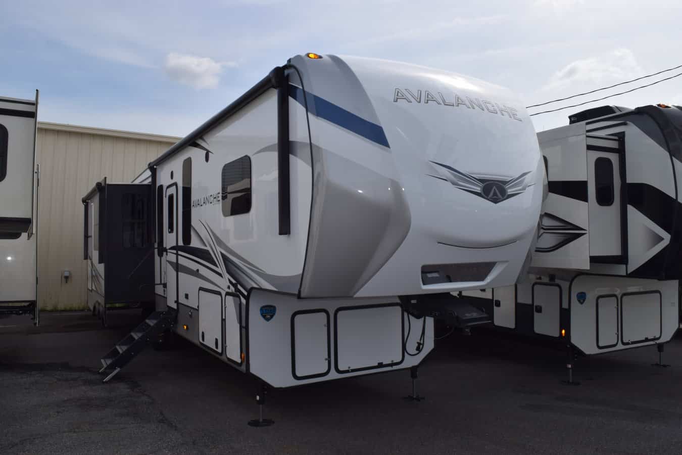 NEW 2022 Keystone AVALANCHE 338GK