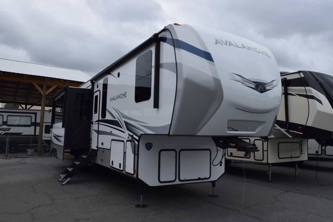 NEW 2022 Keystone AVALANCHE 390DS