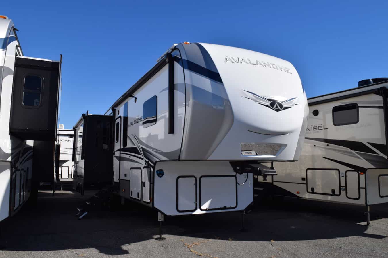 NEW 2023 Keystone AVALANCHE 302RS