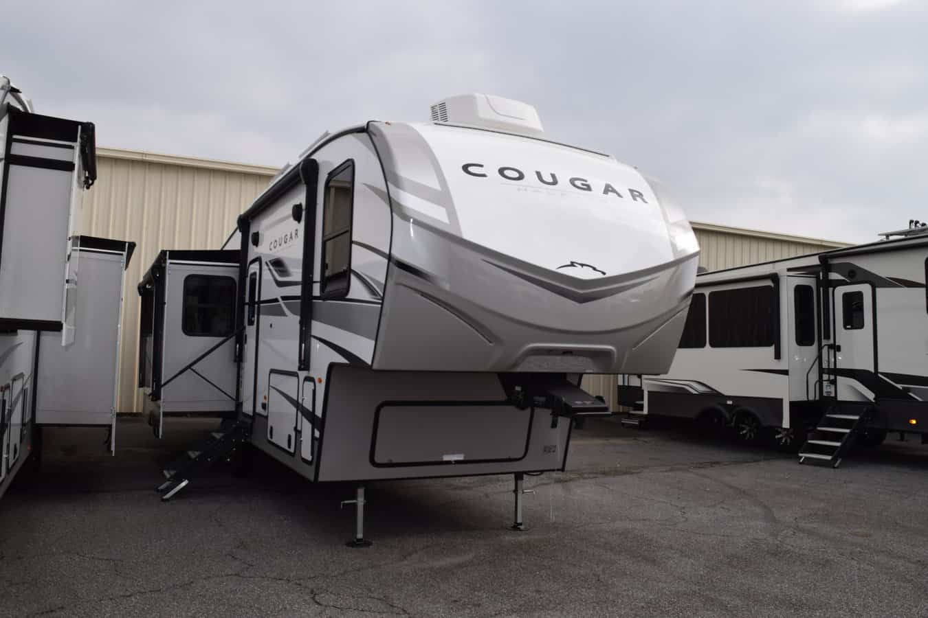 NEW 2023 Keystone COUGAR HALF-TON 29RLI