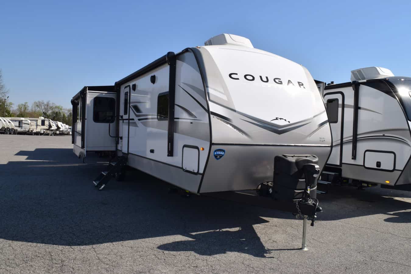 NEW 2023 Keystone COUGAR HALF-TON 33RLI