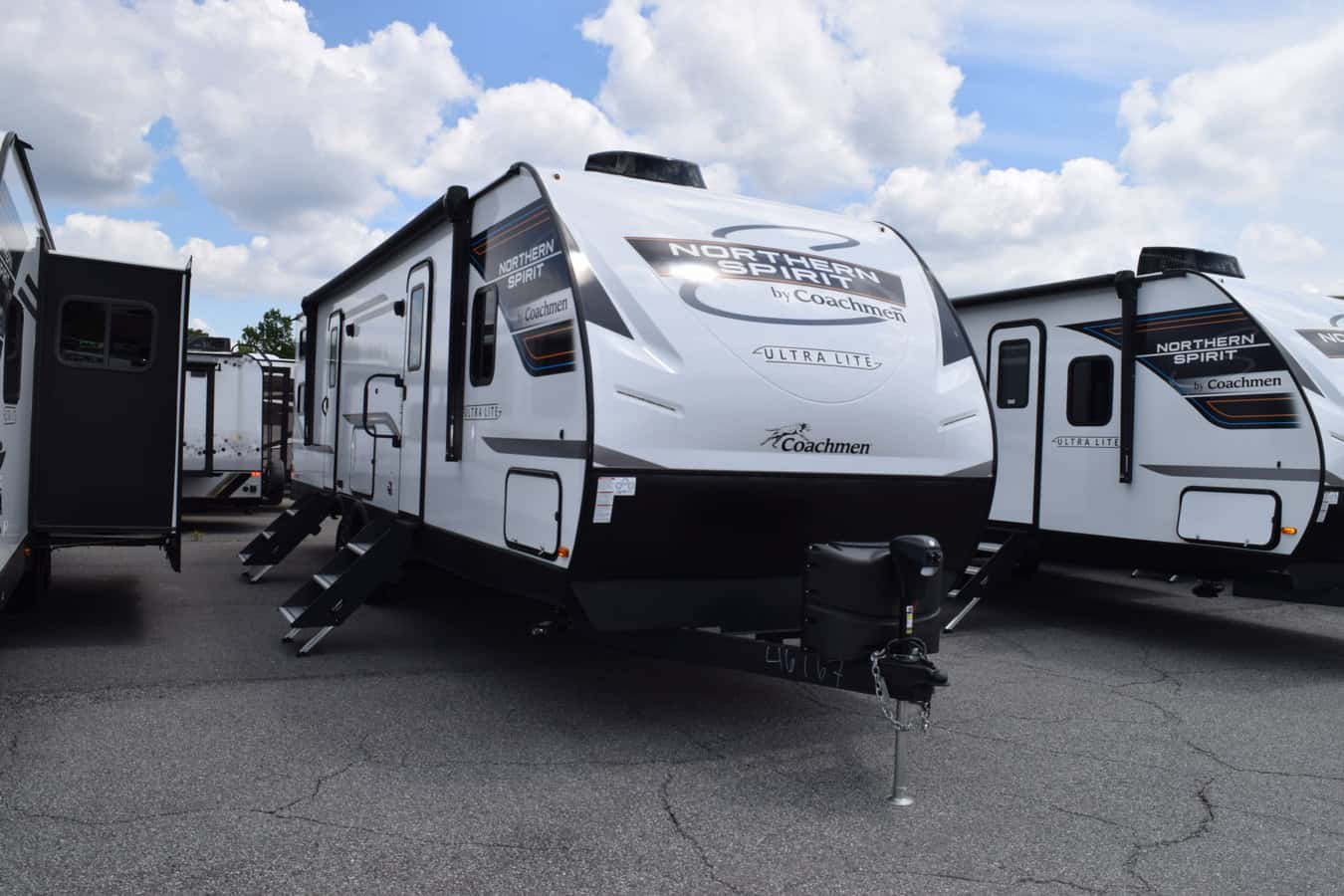 NEW 2023 Forest River COACHMEN SPIRIT 3272BH