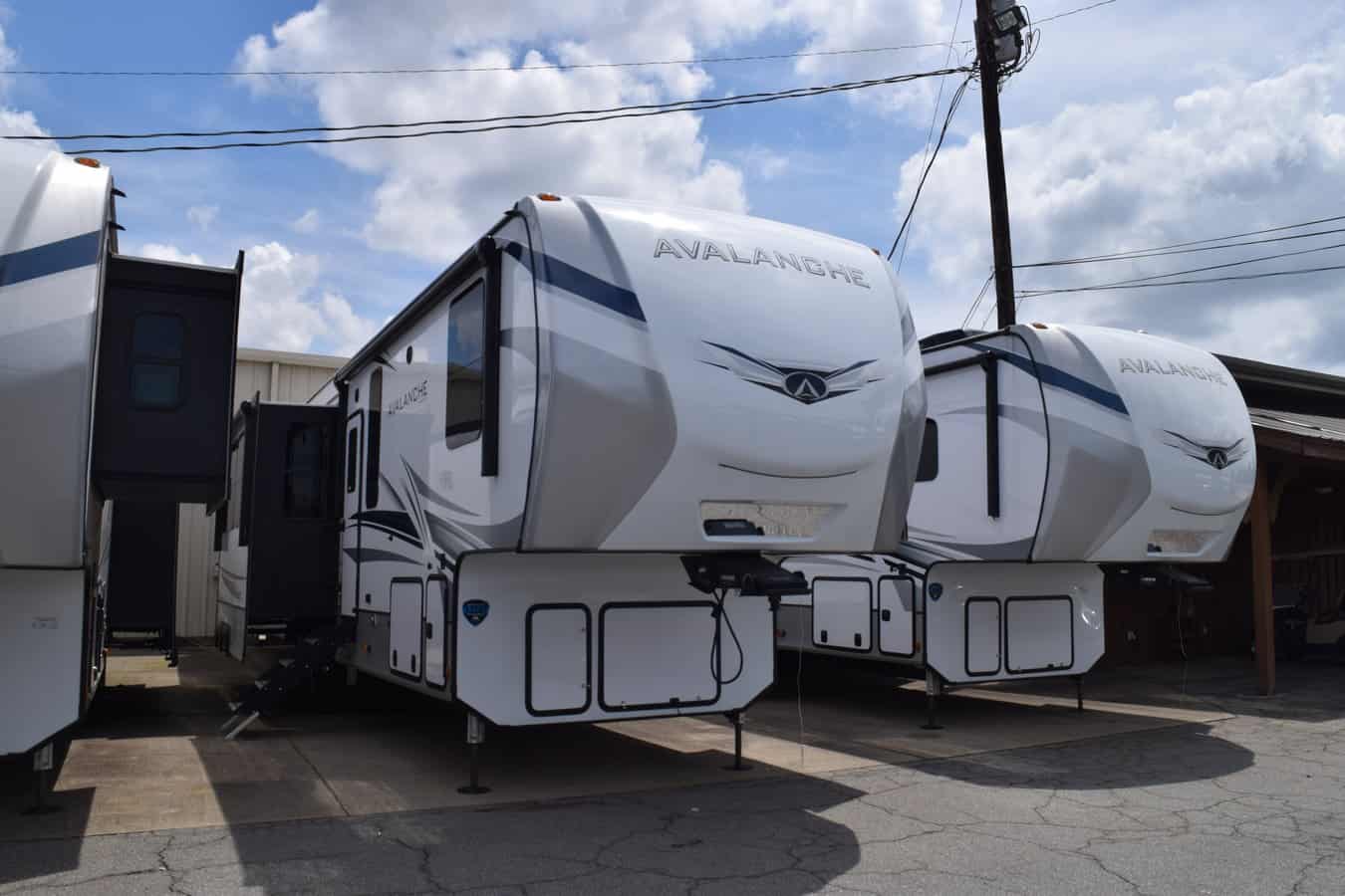 NEW 2023 Keystone AVALANCHE 390DS