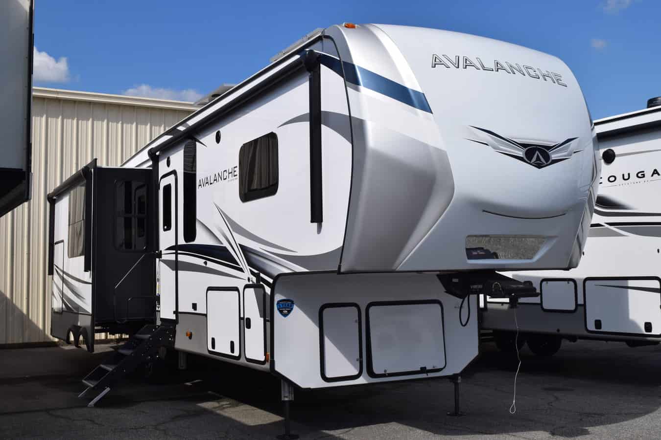 NEW 2023 Keystone AVALANCHE 302RS