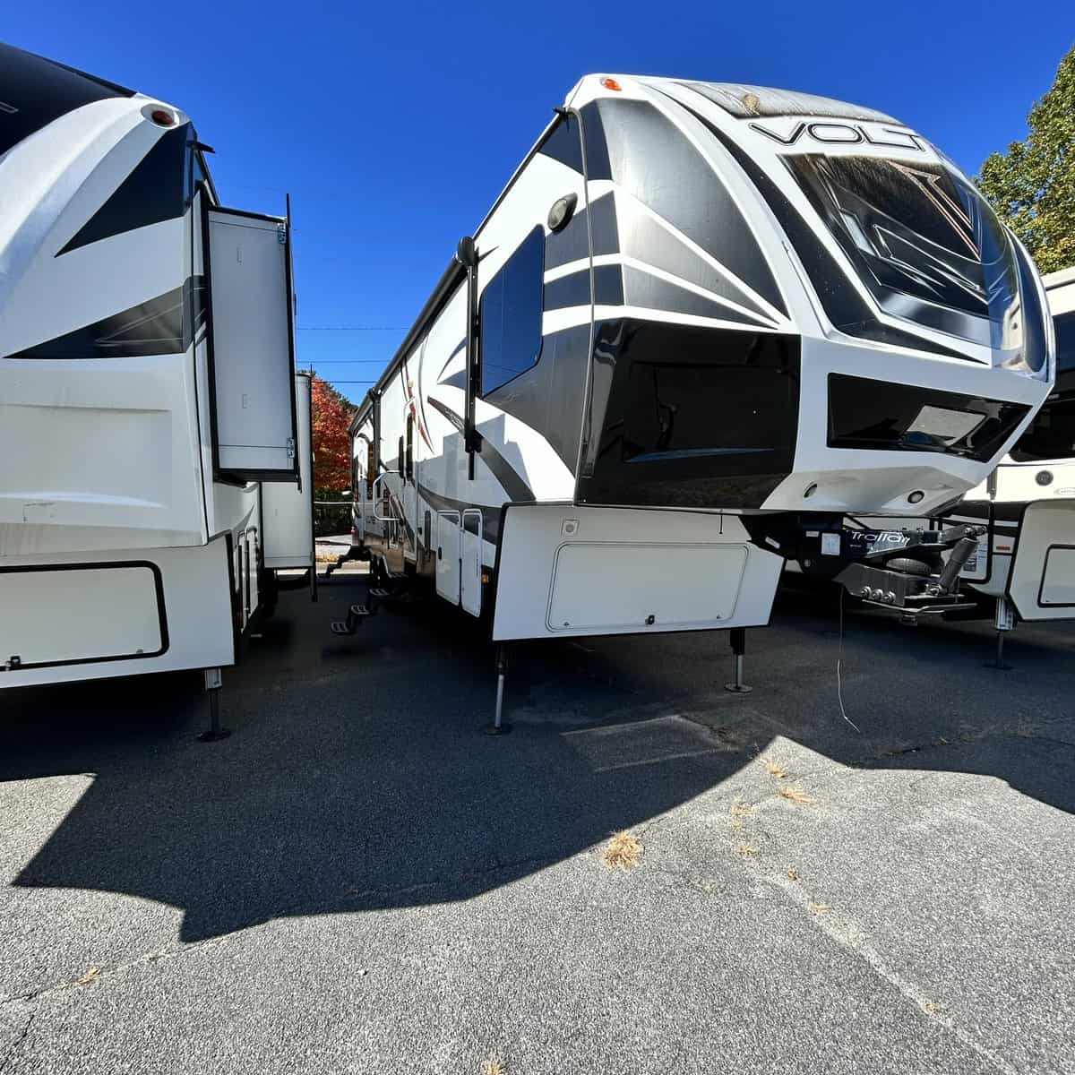 USED 2015 Dutchmen VOLTAGE 3818