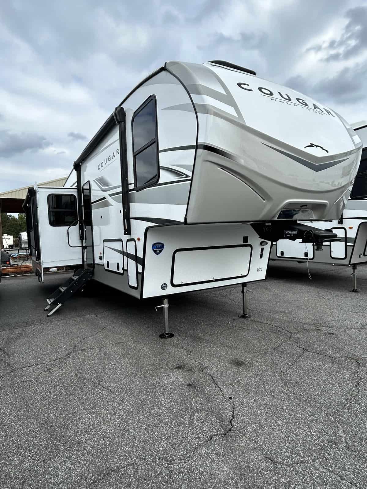 NEW 2024 Keystone COUGAR HALF-TON 29RLISE