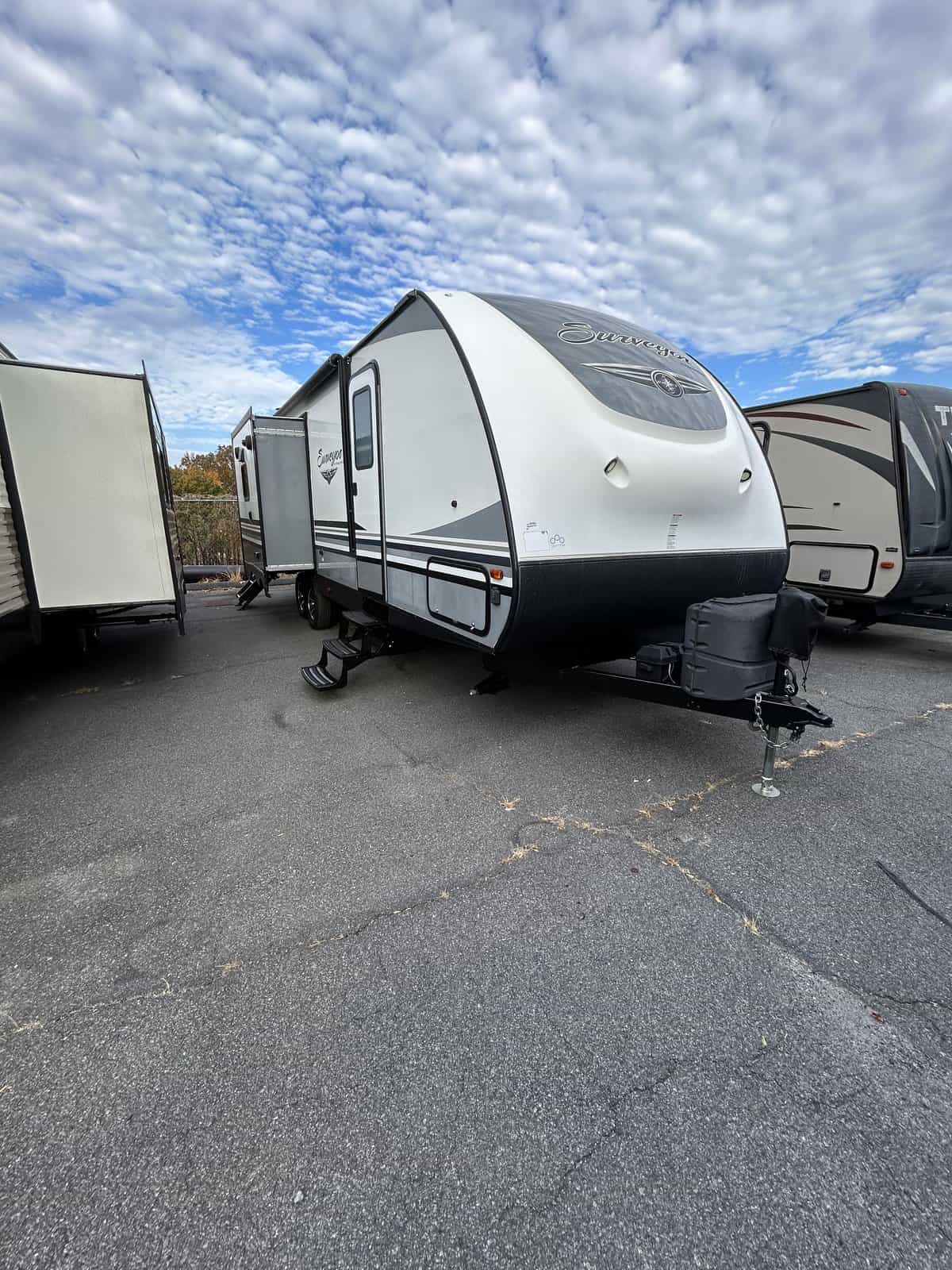 USED 2018 Forest River SURVEYOR 266RLDS