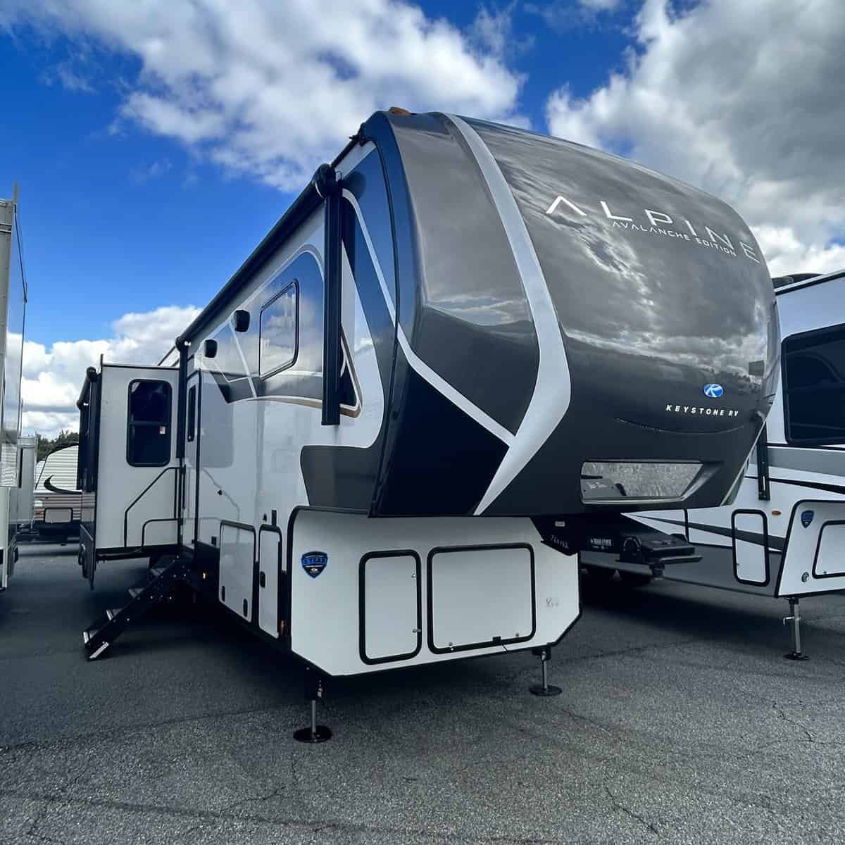 NEW 2024 Keystone AVALANCHE 390DS