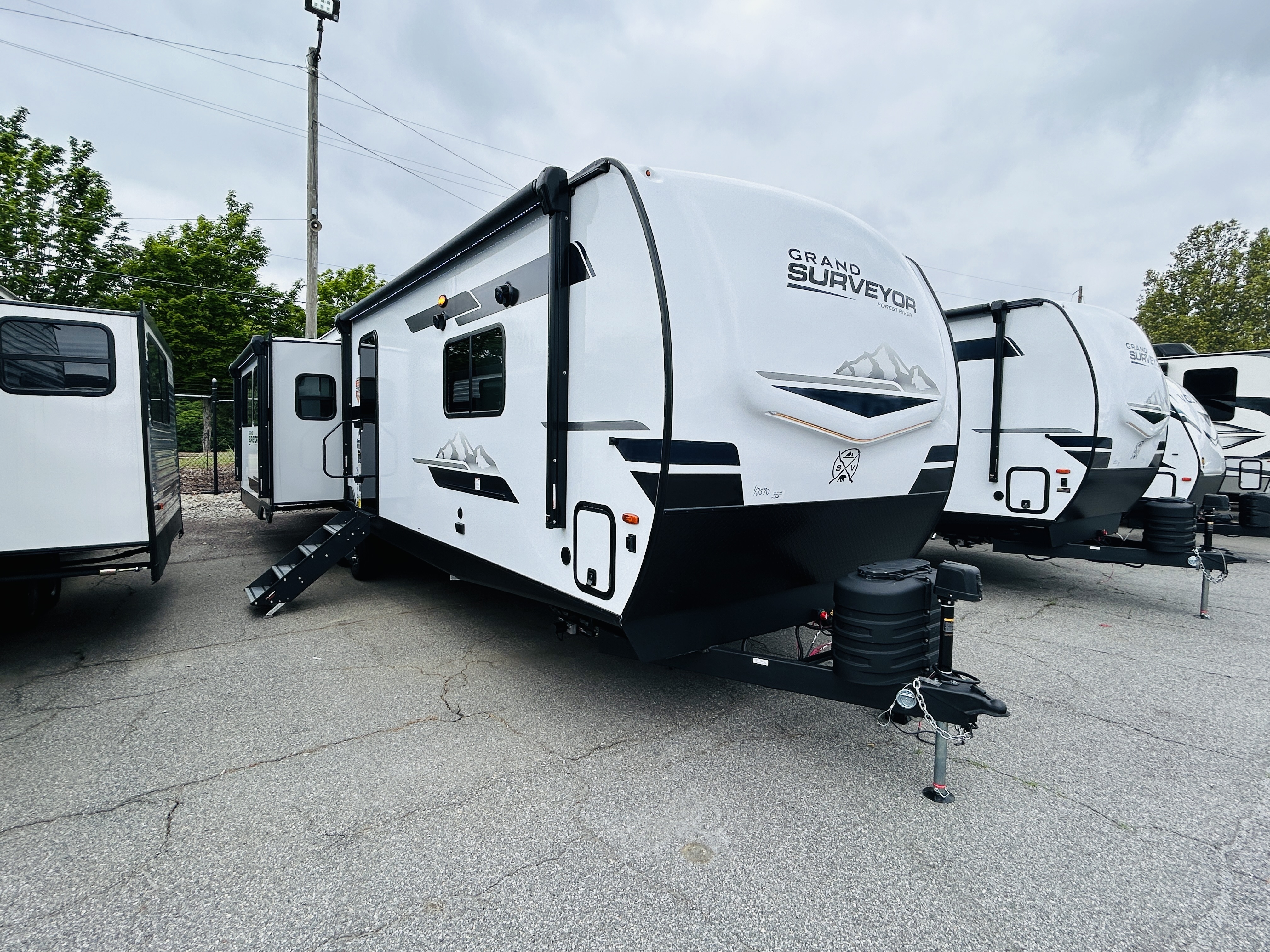 NEW 2024 Forest River SURVEYOR 305RLBS