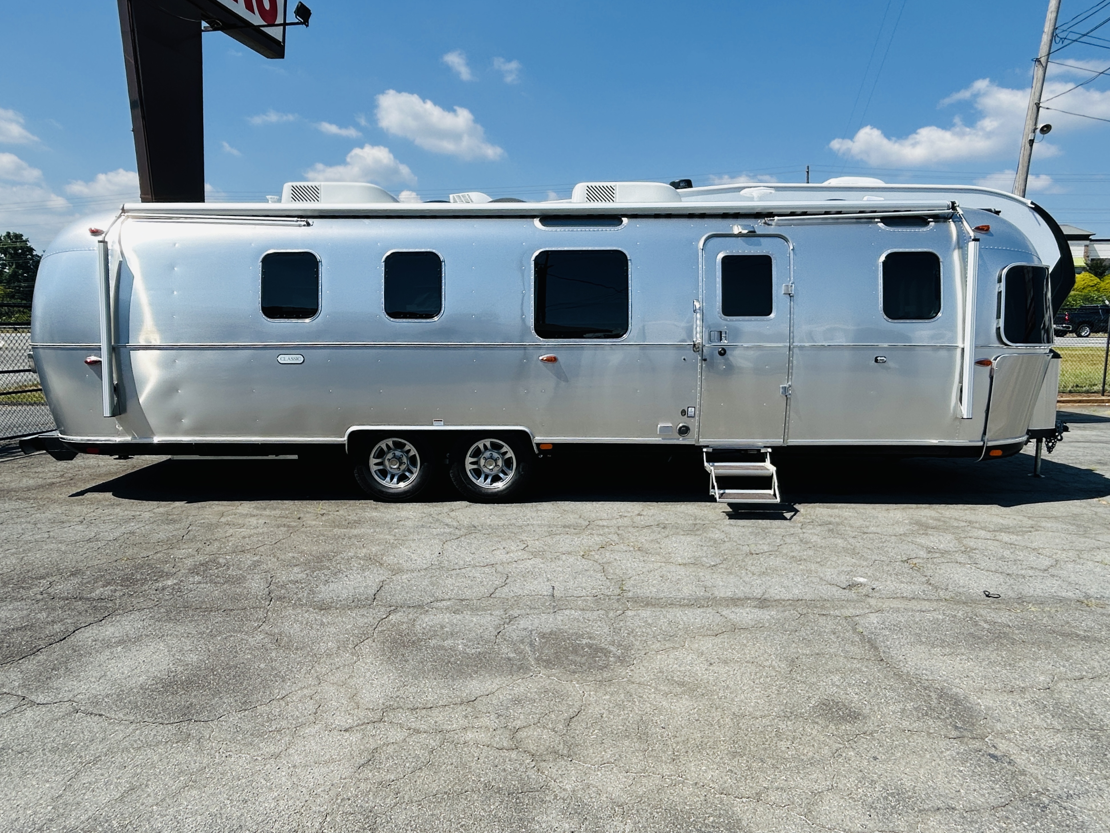 USED 2024 Airstream AIRSTREAM CLASSIC 33FB