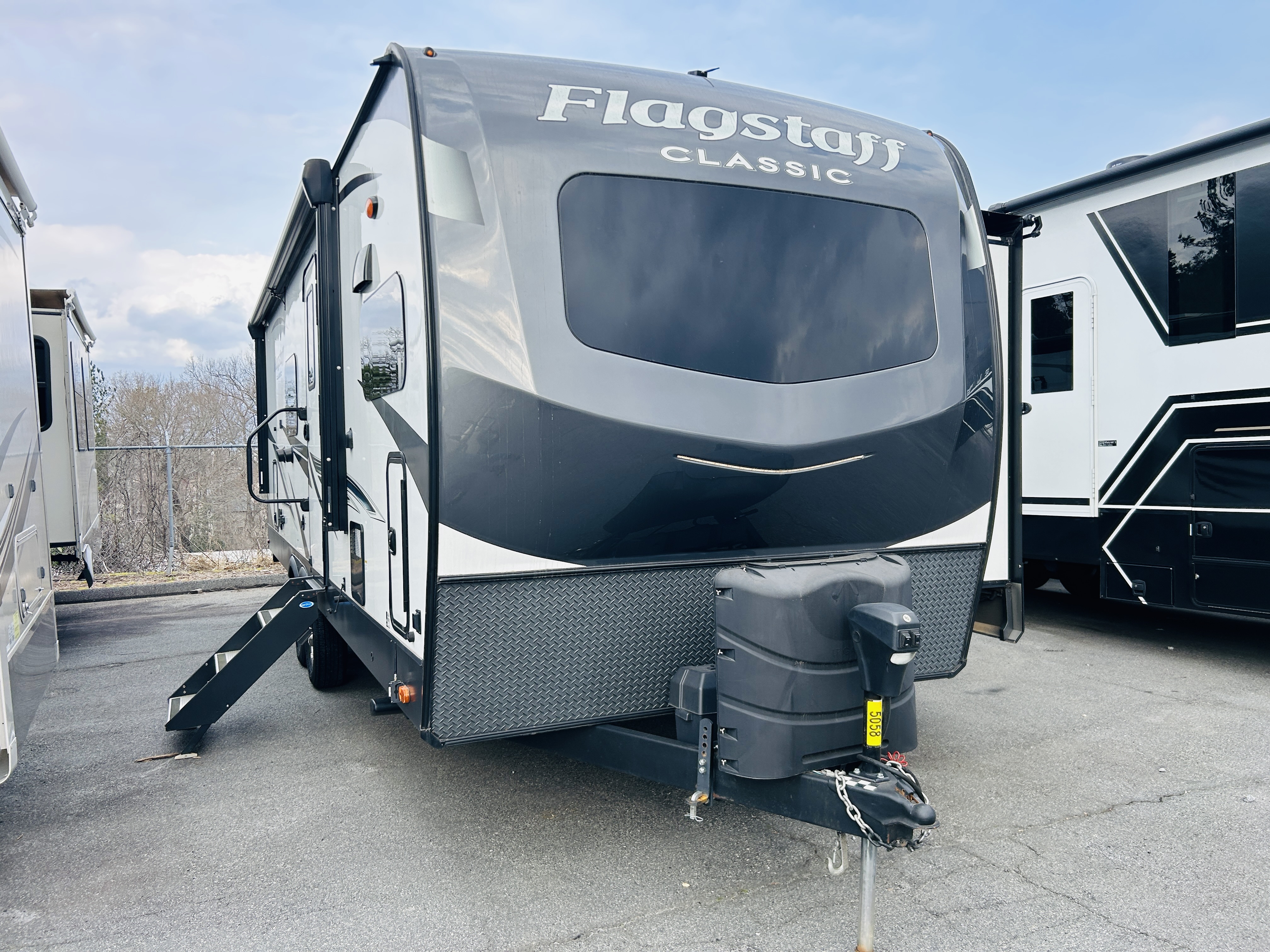 USED 2022 Forest River FLAGSTAFF 826MBR