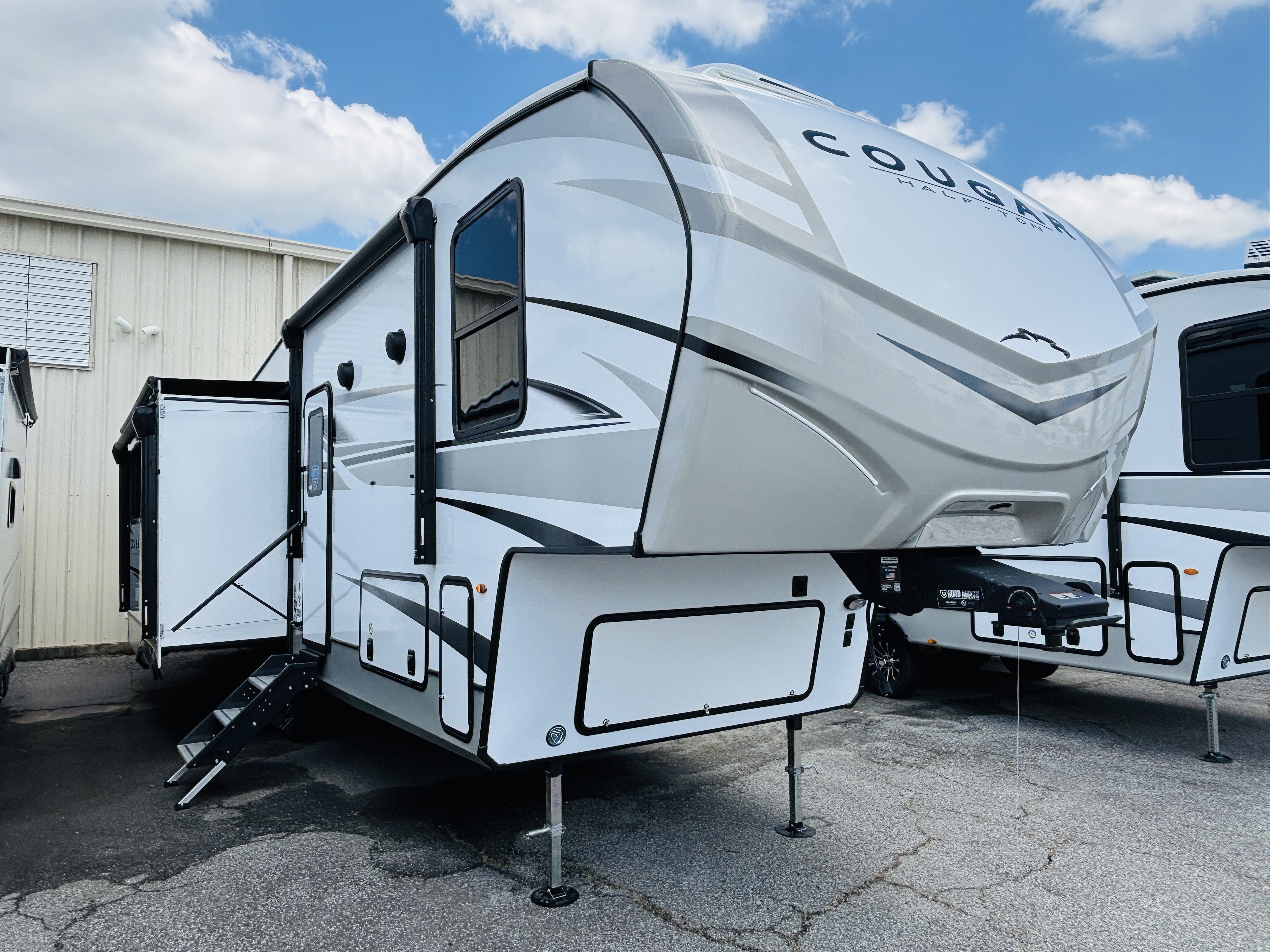 NEW 2025 Keystone COUGAR HALF-TON 26RKE