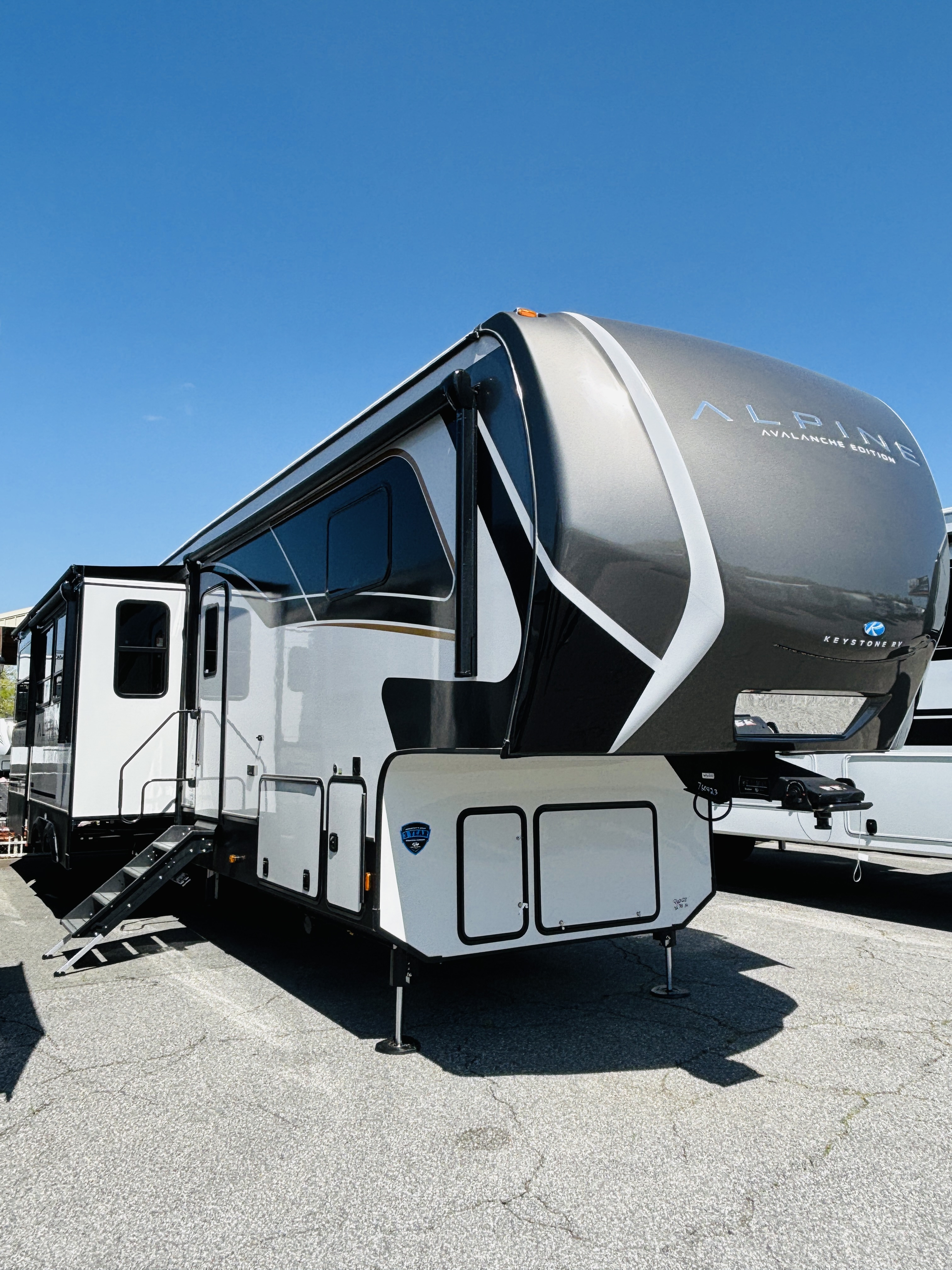 NEW 2025 Keystone AVALANCHE 366LS