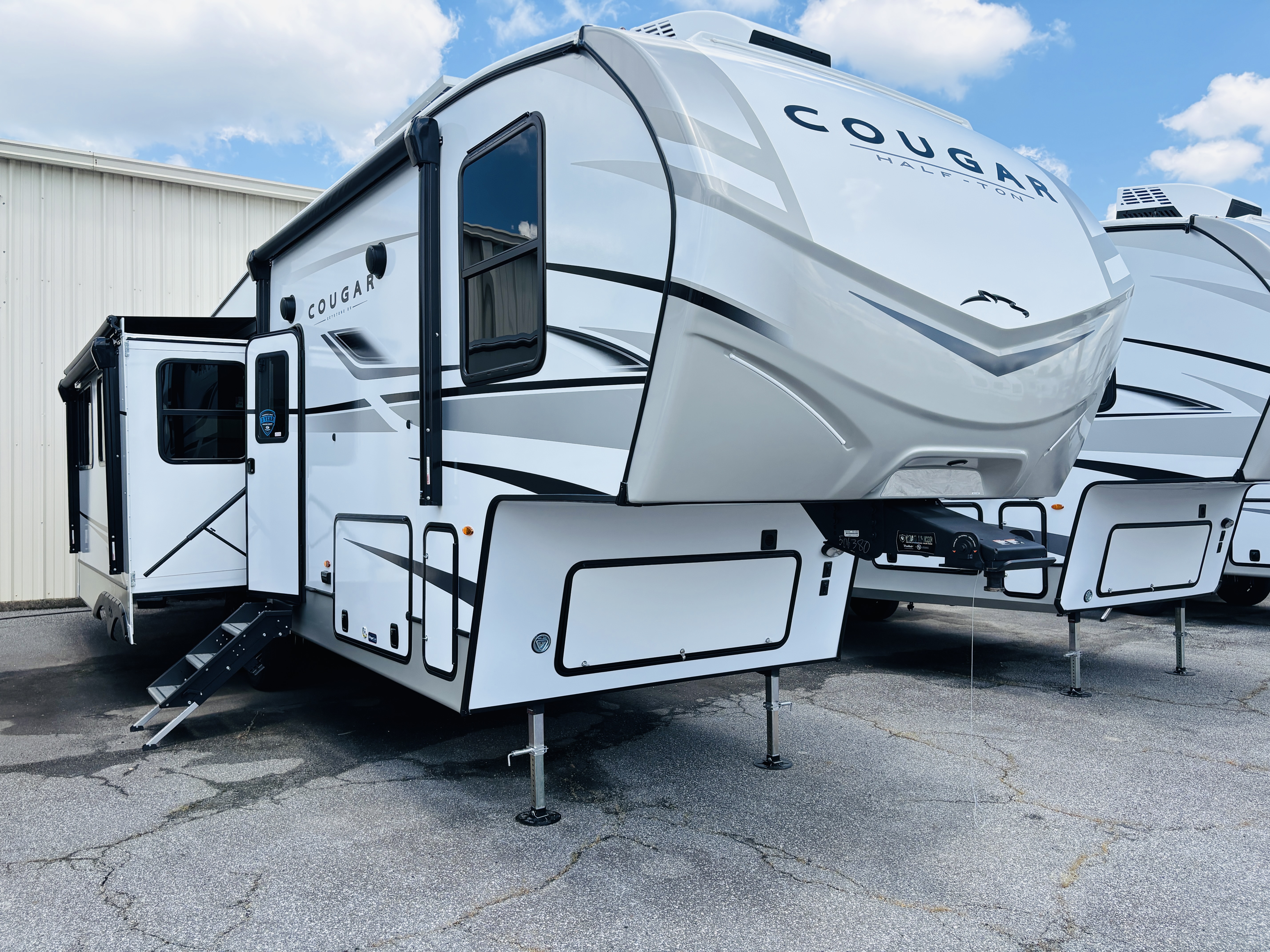 NEW 2025 Keystone COUGAR HALF-TON 29RLI