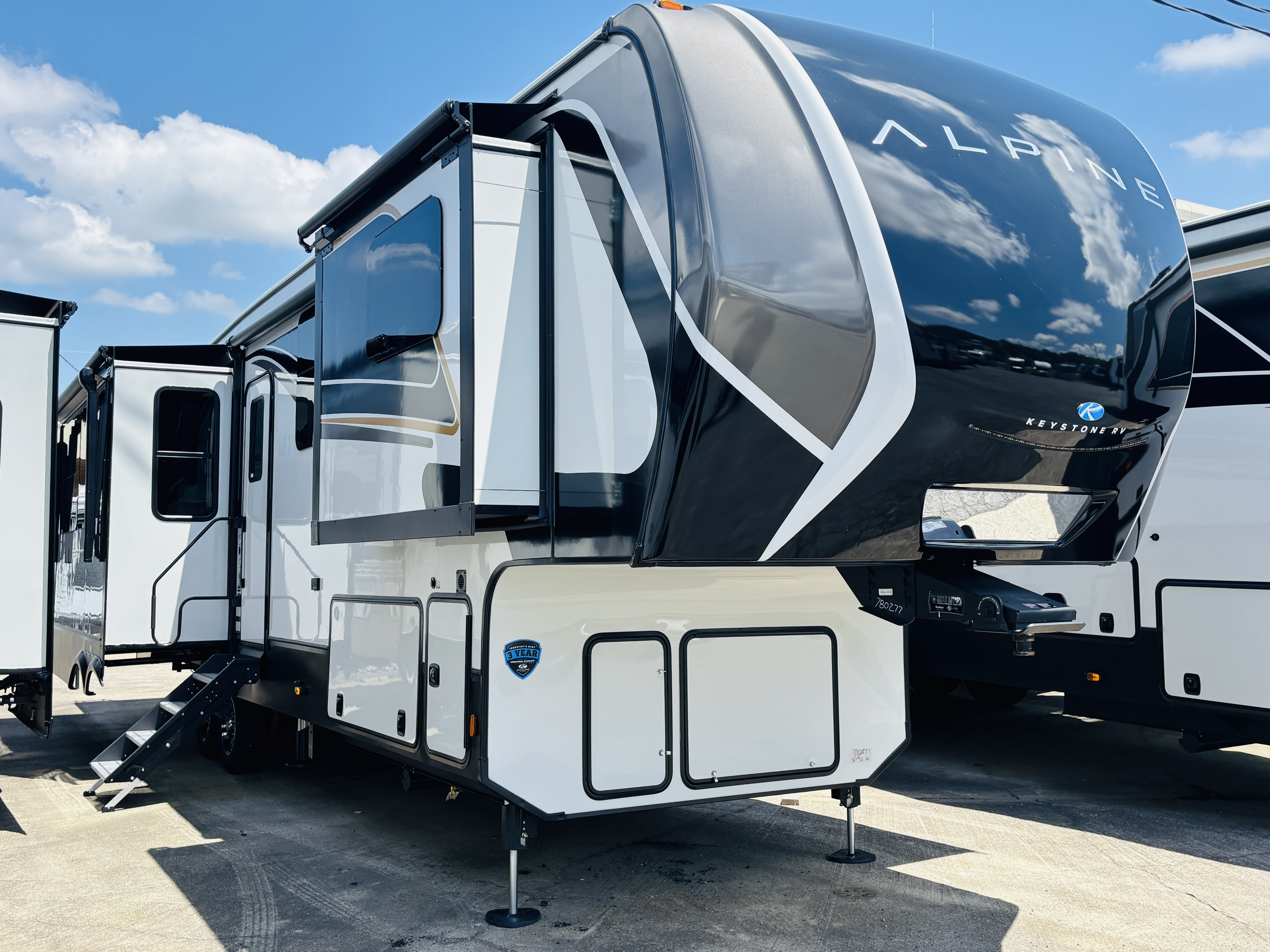 NEW 2025 Keystone ALPINE 3303CK