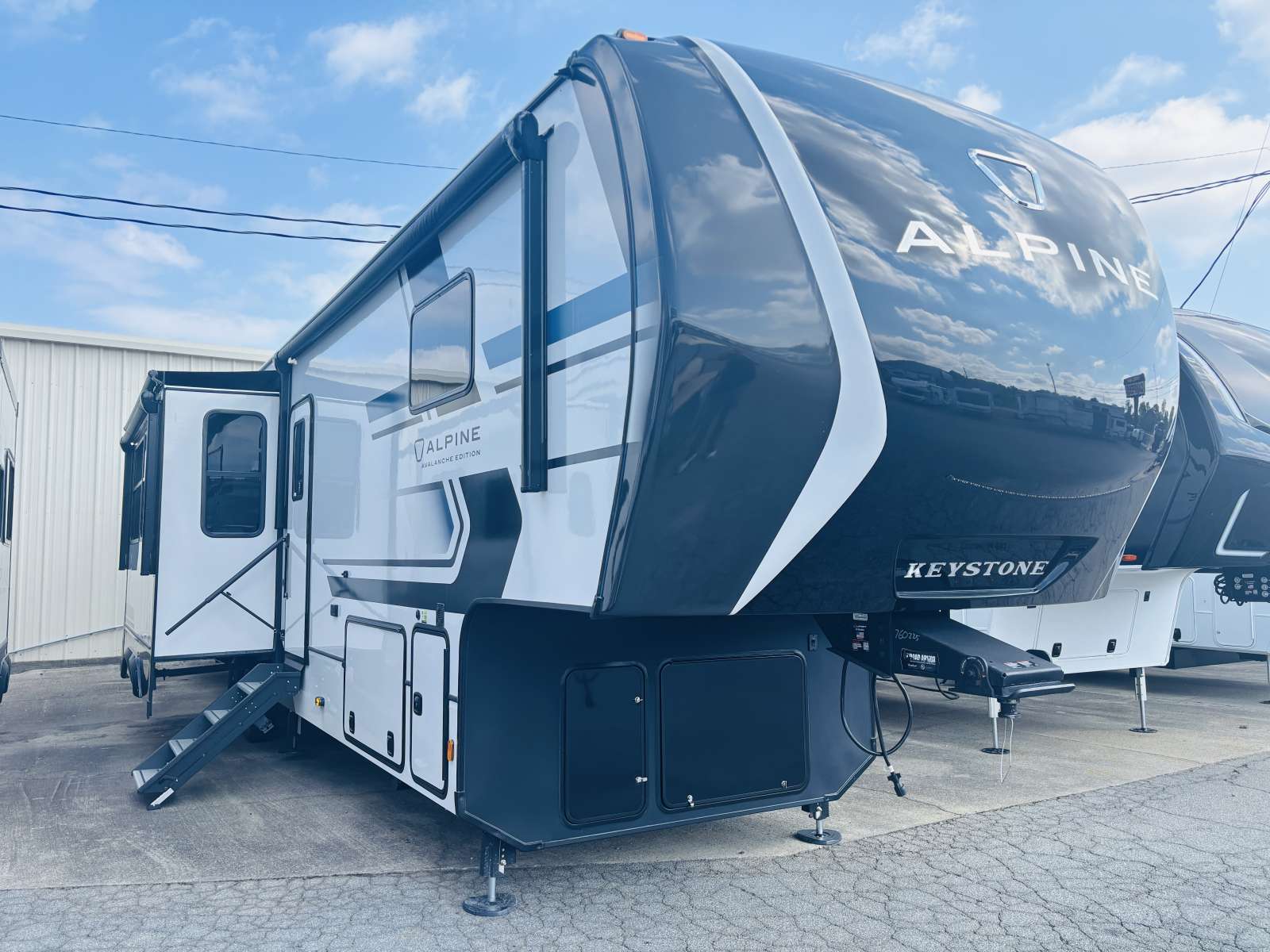 NEW 2026 Keystone AVALANCHE 390DS