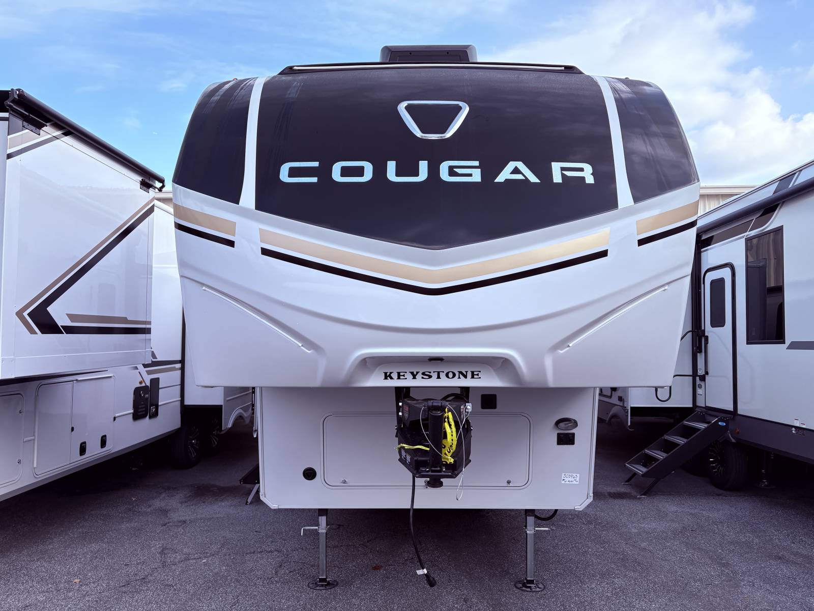 NEW 2026 Keystone COUGAR HALF-TON 26RKE - Three Way Campers