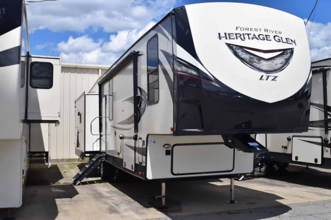 NEW 2020 Forest River HERITAGE GLEN 370BL