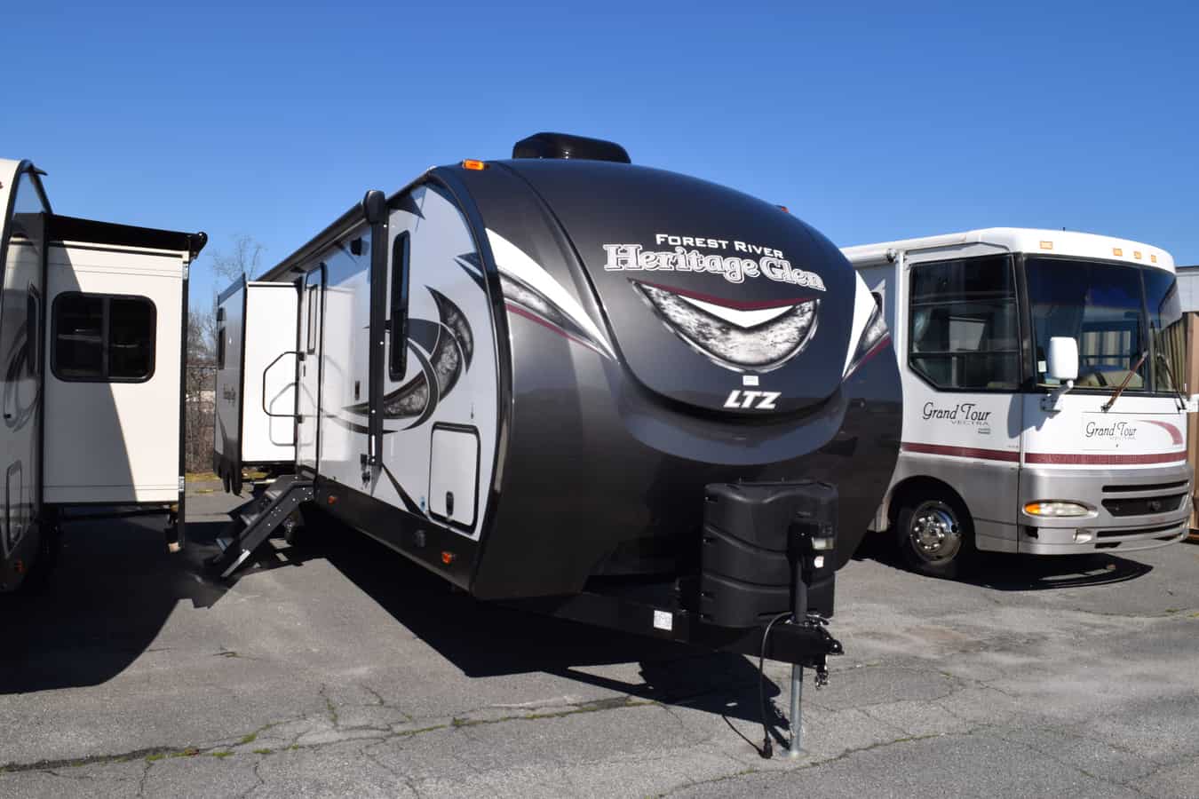 USED 2018 Forest River HERITAGE GLEN 300BH