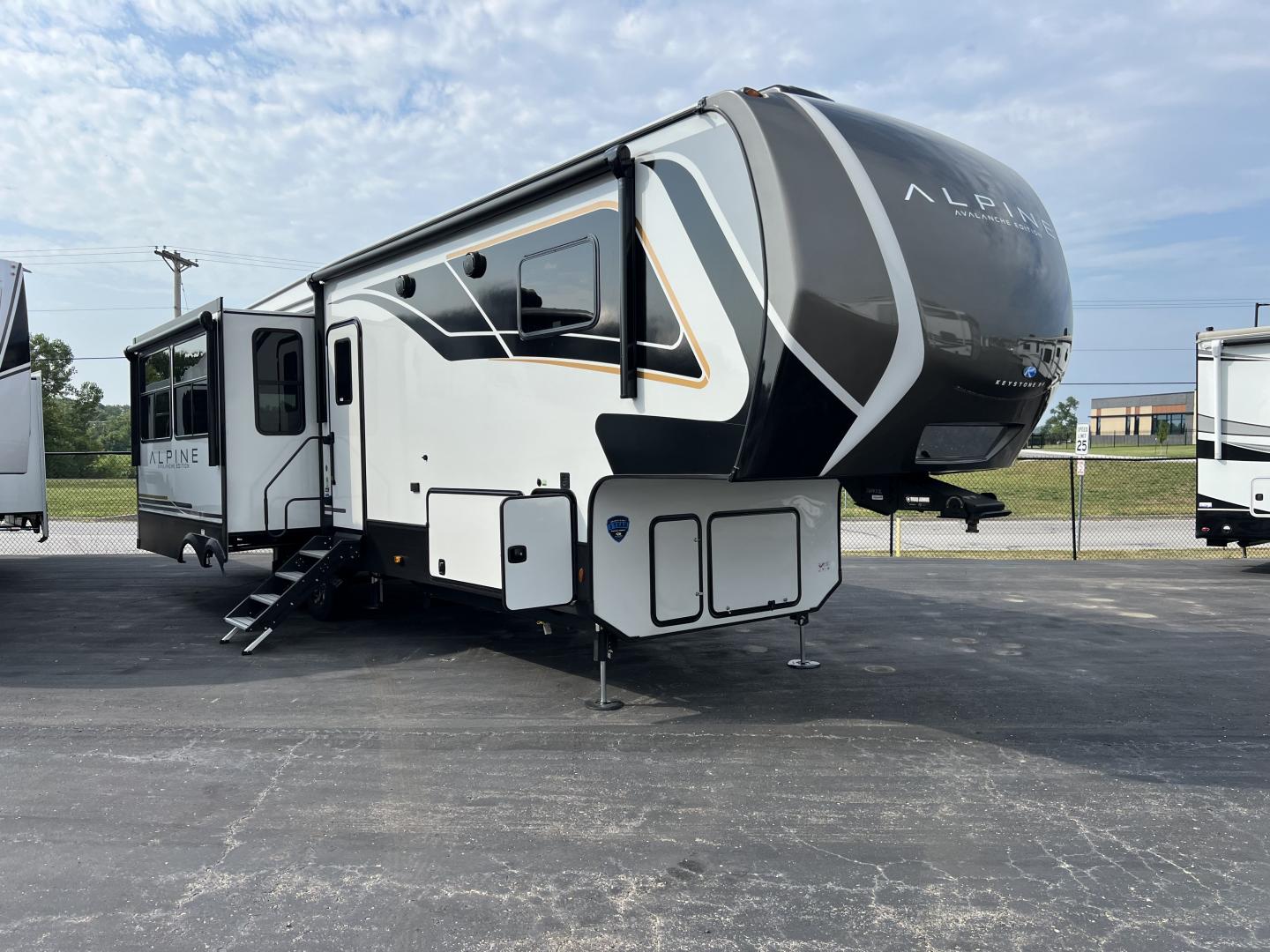 New 2025 Avalanche 321RL - Trailside RV Kansas City