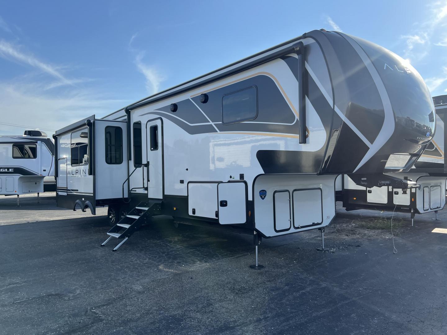 New 2025 Avalanche 338GK - Trailside RV Kansas City