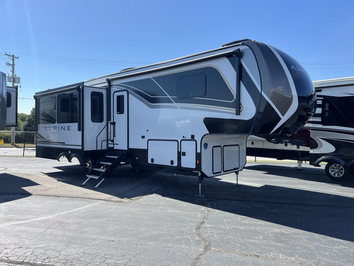 New 2025 Keystone ALPINE FW 3011CK - Trailside RV Kansas City