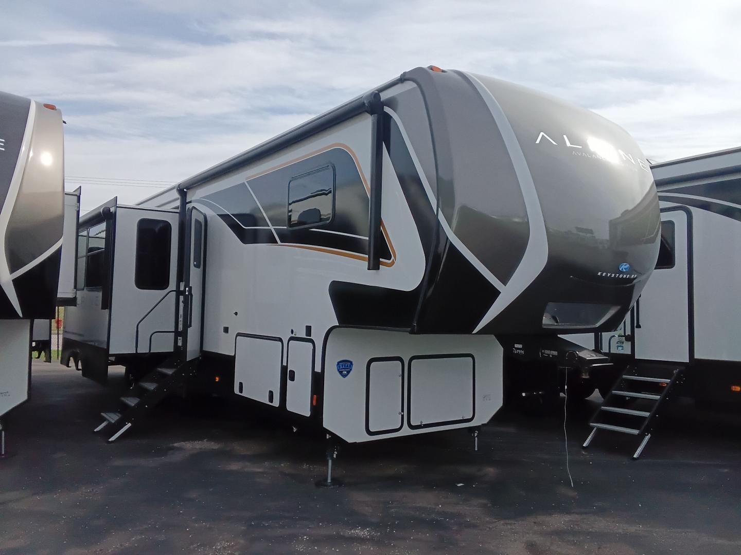 New 2025 Keystone AVALANCHE 390DS - Trailside RV Kansas City
