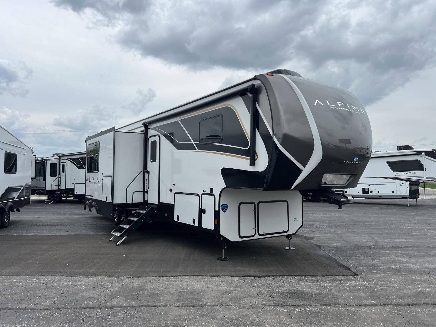 New 2025 Keystone AVALANCHE 380LT - Trailside RV Kansas City