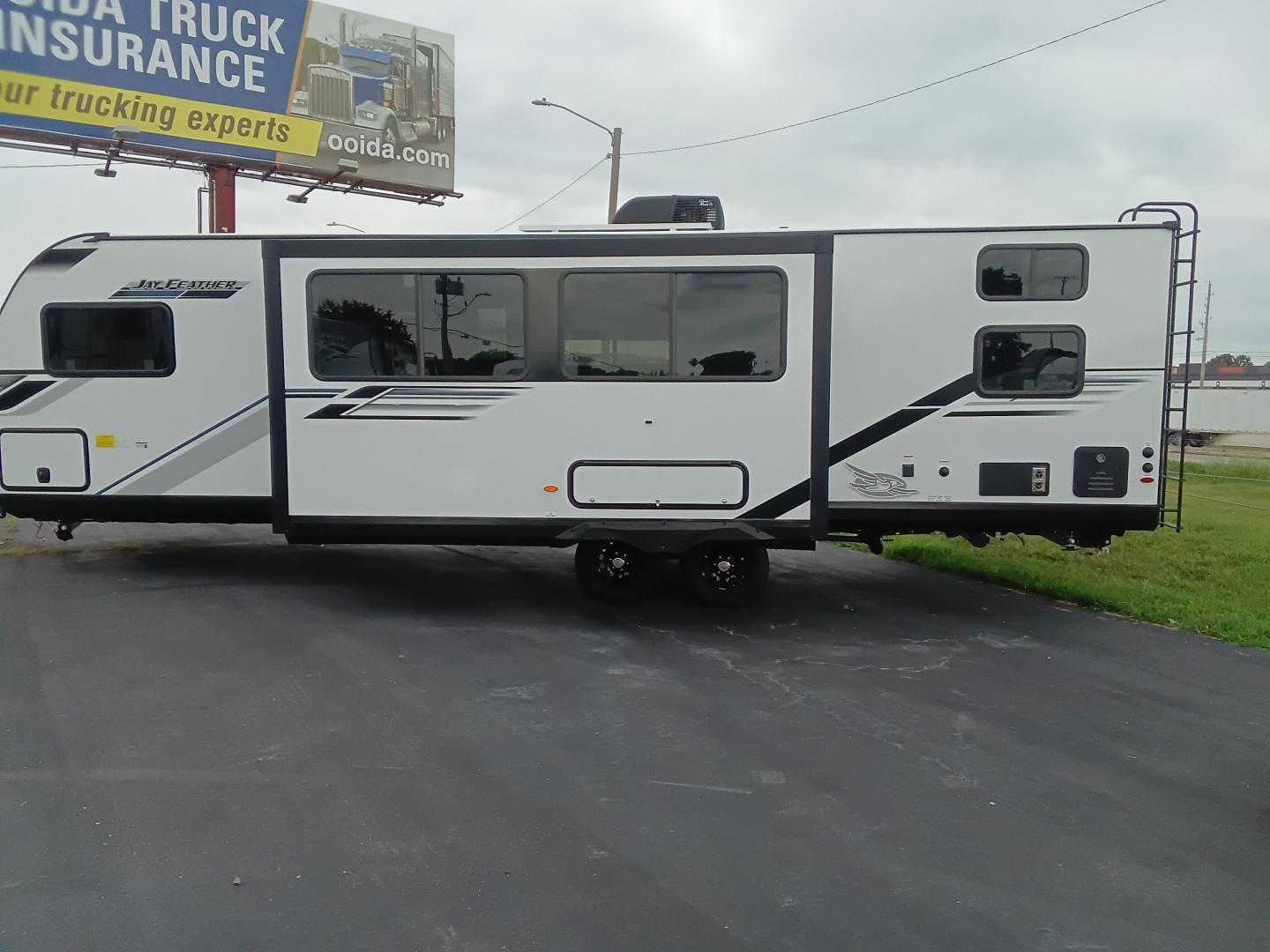 New 2026 Jayco JAY FEATHER 29BHB - Trailside RV Kansas City