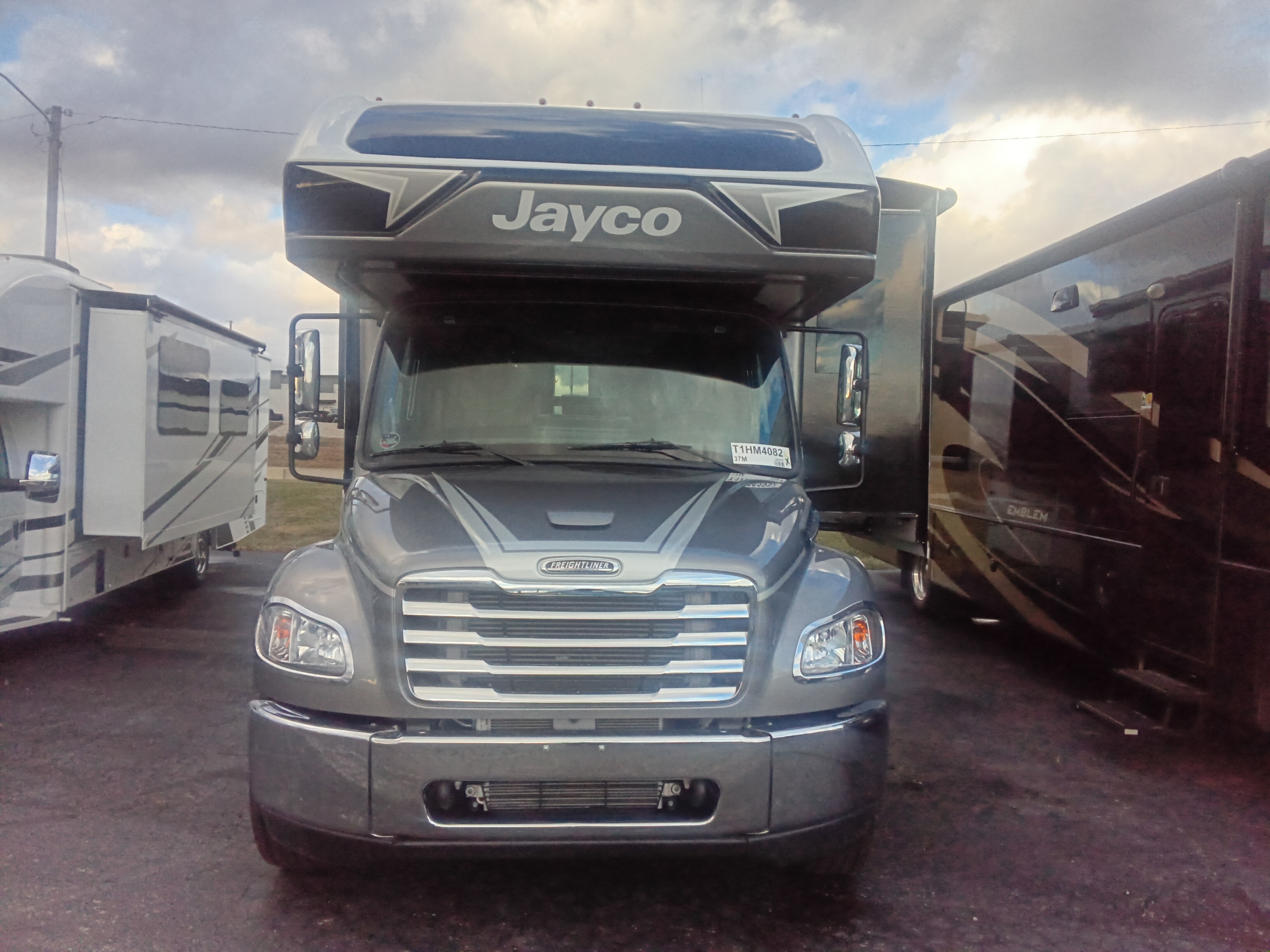 New 2026 Jayco SENECA 37M - Trailside RV Kansas City