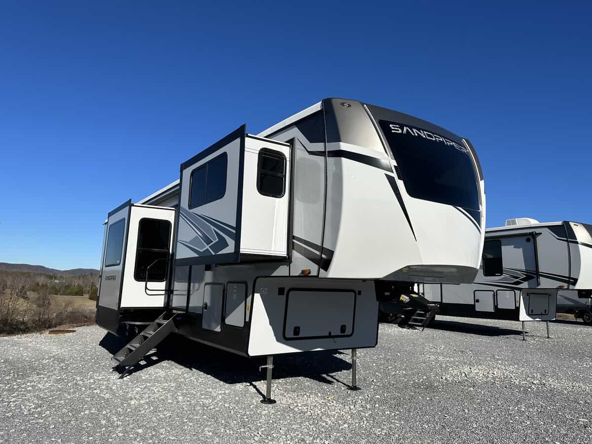 NEW 2025 Forest River SANDPIPER 3990FL Bulls Gap, TN