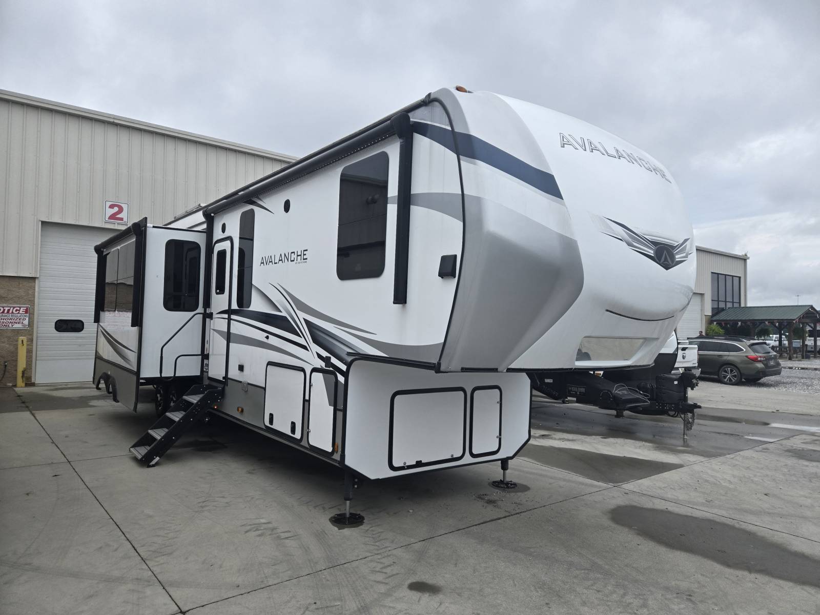 Used 2023 Keystone AVALANCHE 390DS - Tri-Am RV Center