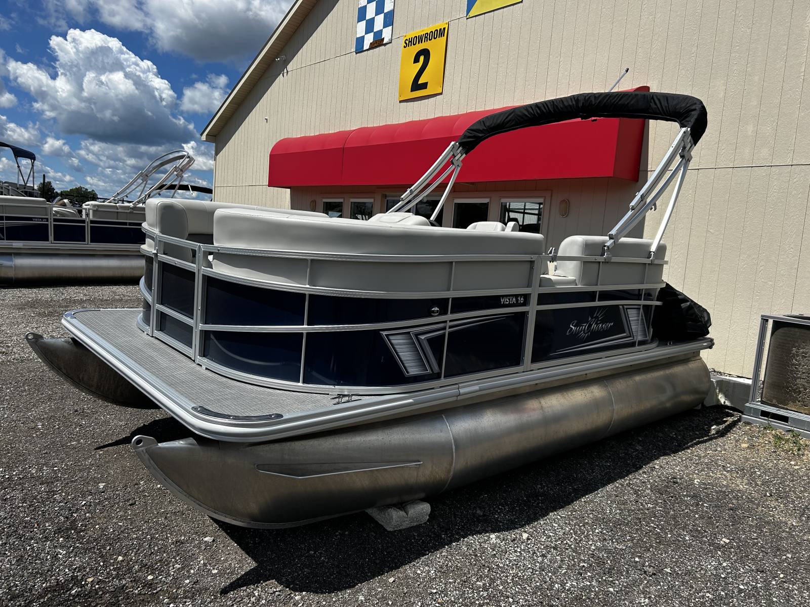 2026 SunChaser Vista 16 LR - Wilson Marine